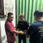 Penangkapan manusia silver penodong pisau di Kuta, Bali