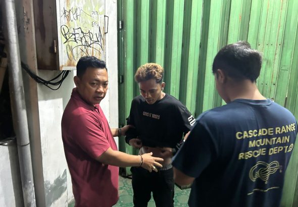 Penangkapan manusia silver penodong pisau di Kuta, Bali