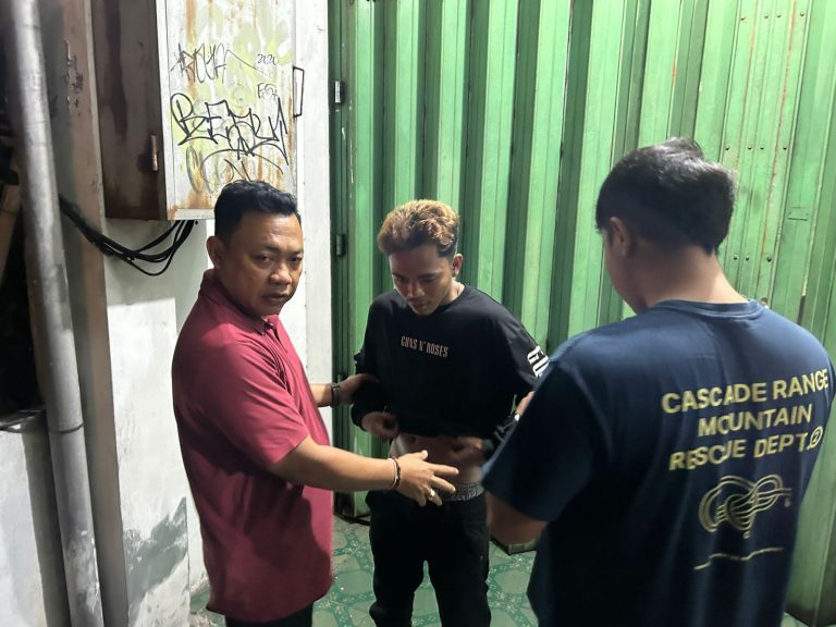 Penangkapan manusia silver penodong pisau di Kuta, Bali
