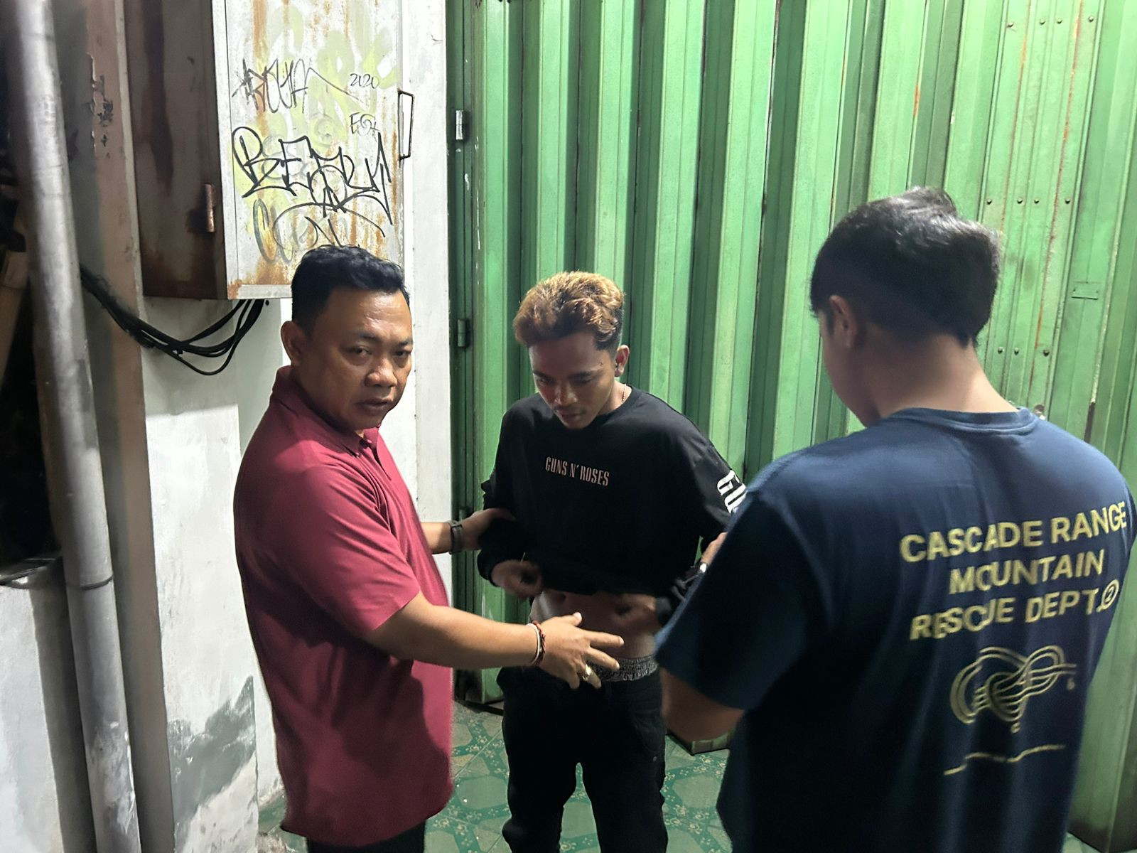 Penangkapan manusia silver penodong pisau di Kuta, Bali