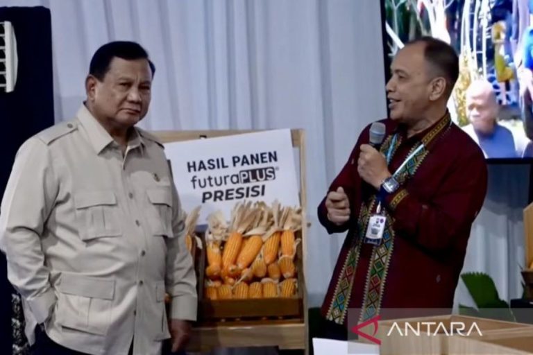 Prabowo Subianto dekat dengan petani di acara panen